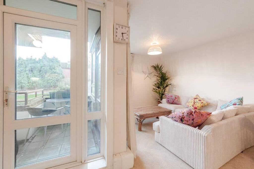 Spacious Two Double Bedroom Flat 런던 외부 사진
